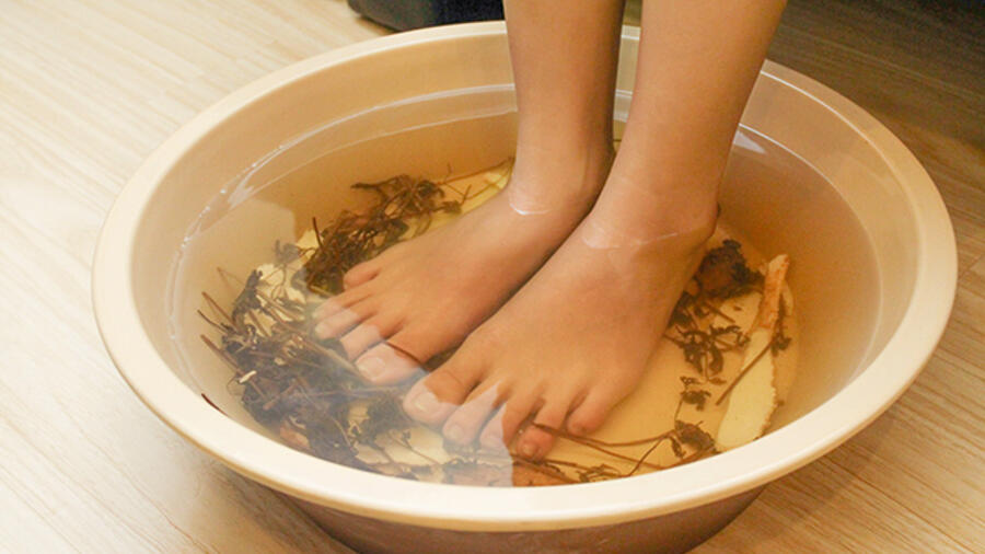Giảm đau xương khớp bằng cách ngâm chân trong nước ấm