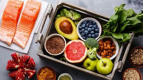 Chế độ ăn uống cho xương khớp: Thực phẩm nên ăn và tránh